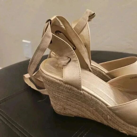 REFRESH Women's Sandra Gold Faux Leather Lace Up Espadrille 3" Wedge Sandals EUC - Picture 3 of 11